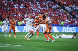 开云体育官网-包含欧预赛豪强相争，东风不败西风战斗激烈的词条