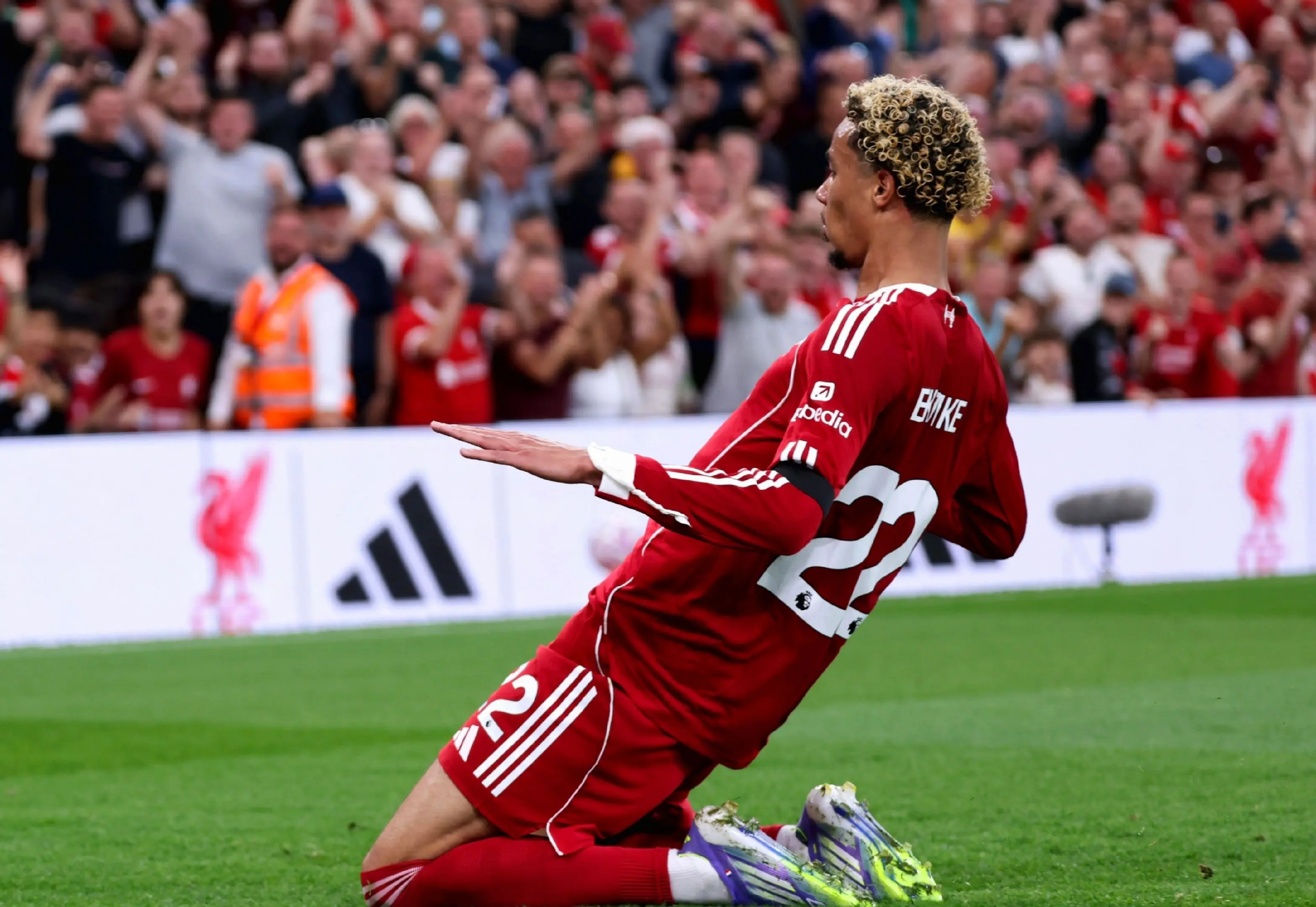 利物浦大将受伤，英超冠军防线生变