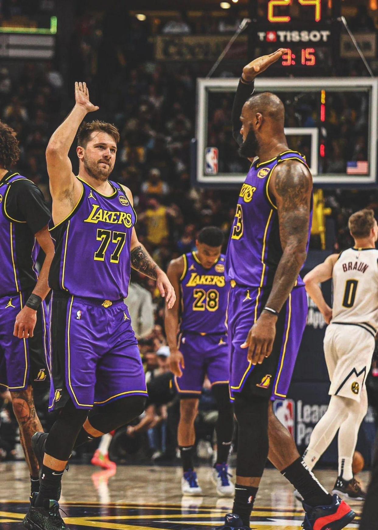 湖人队在比赛中以团队合作取得胜利