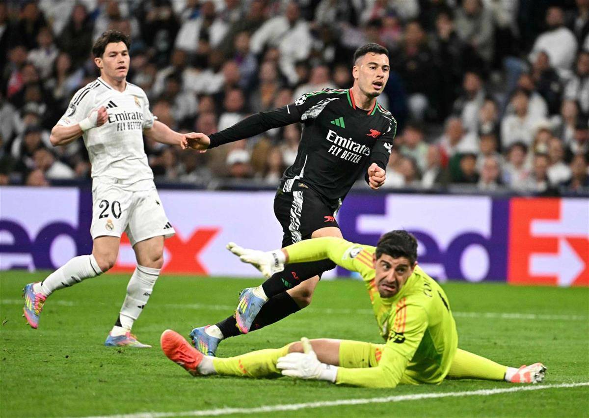 包含拜仁慕尼黑客场惊险击败皇马，晋级欧冠四强！的词条