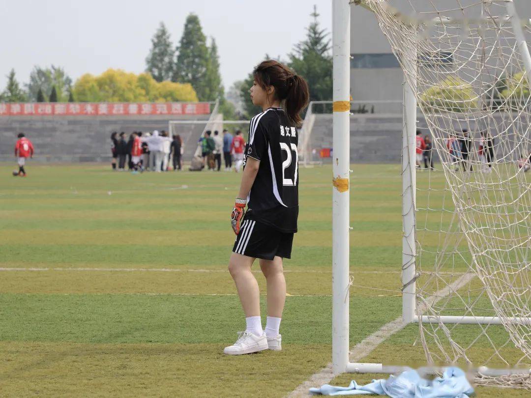 足球比赛现场回顾：女子选手飒爽亮相的简单介绍