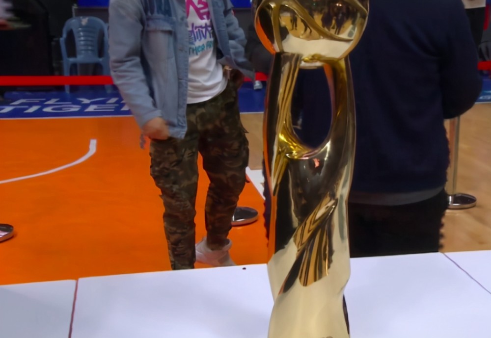 红蓝空前对决，冠军奖杯何处归？的简单介绍