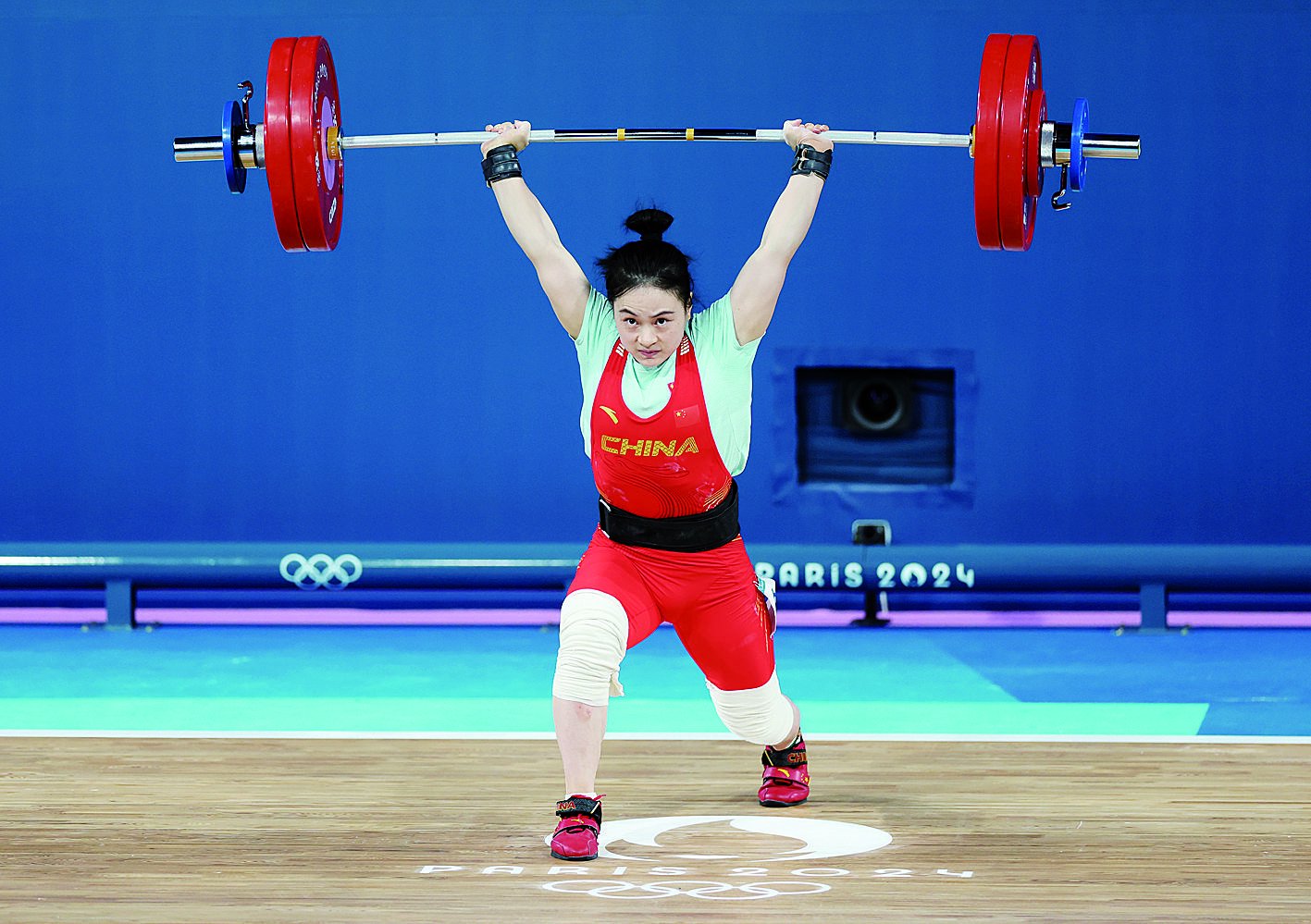 关于举重比赛场面火爆，中国选手力压群雄的信息