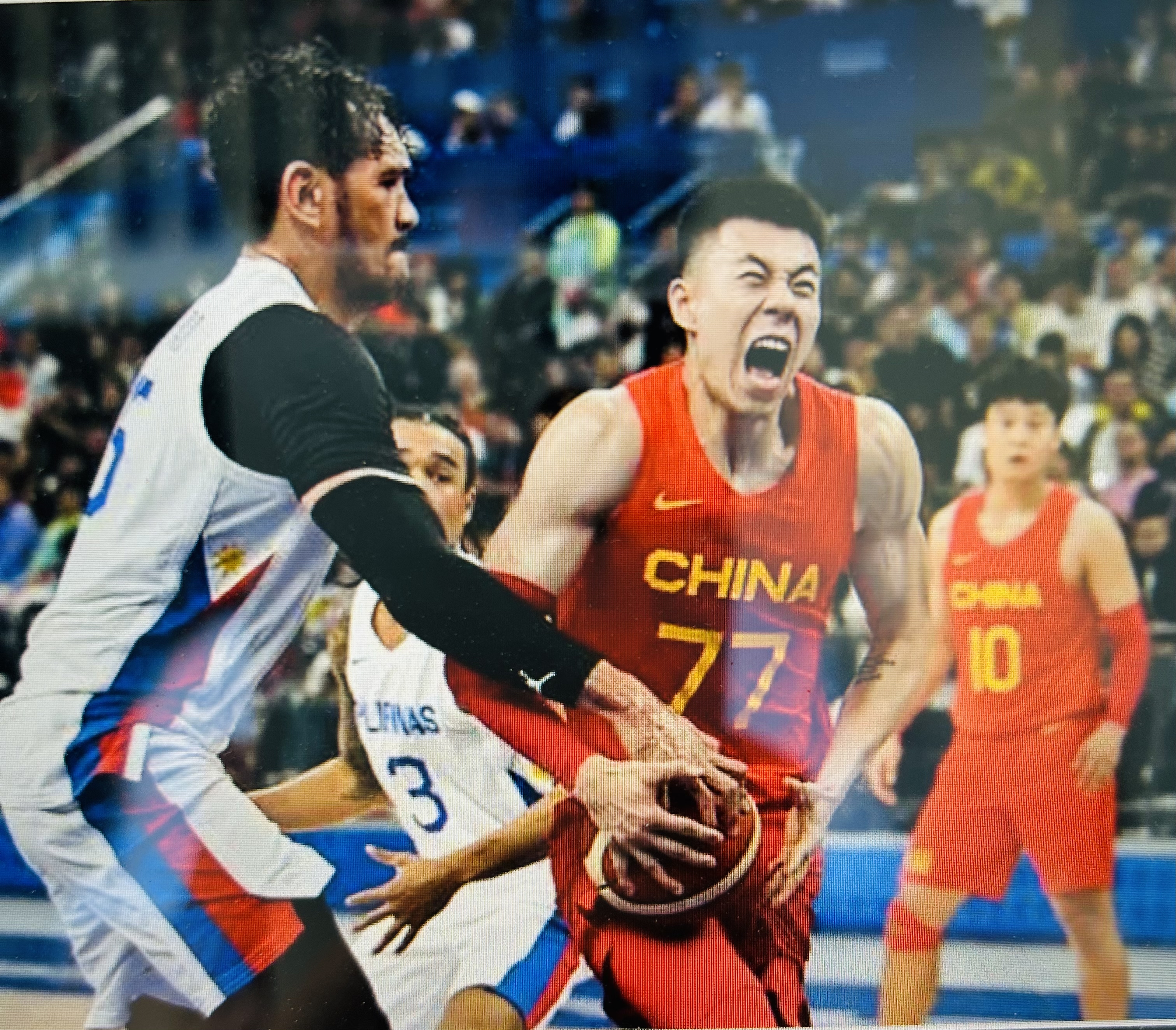 包含篮球比赛中球员奋力拼搏,赛场上呈现激烈对抗的词条 包含篮球比赛中球员奋力拼搏,赛场上呈现激烈对抗的词条