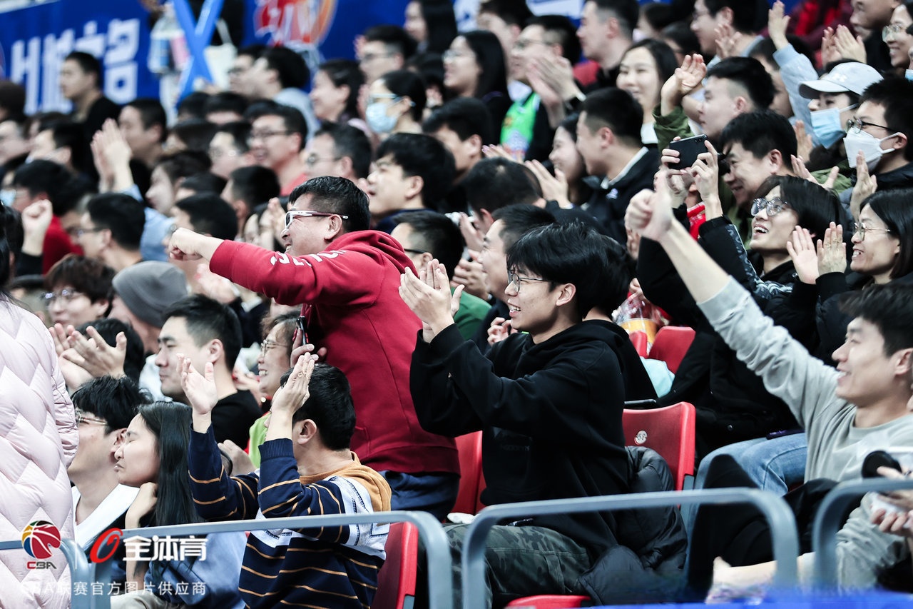 一场激烈对决引发了球迷们的热烈讨论