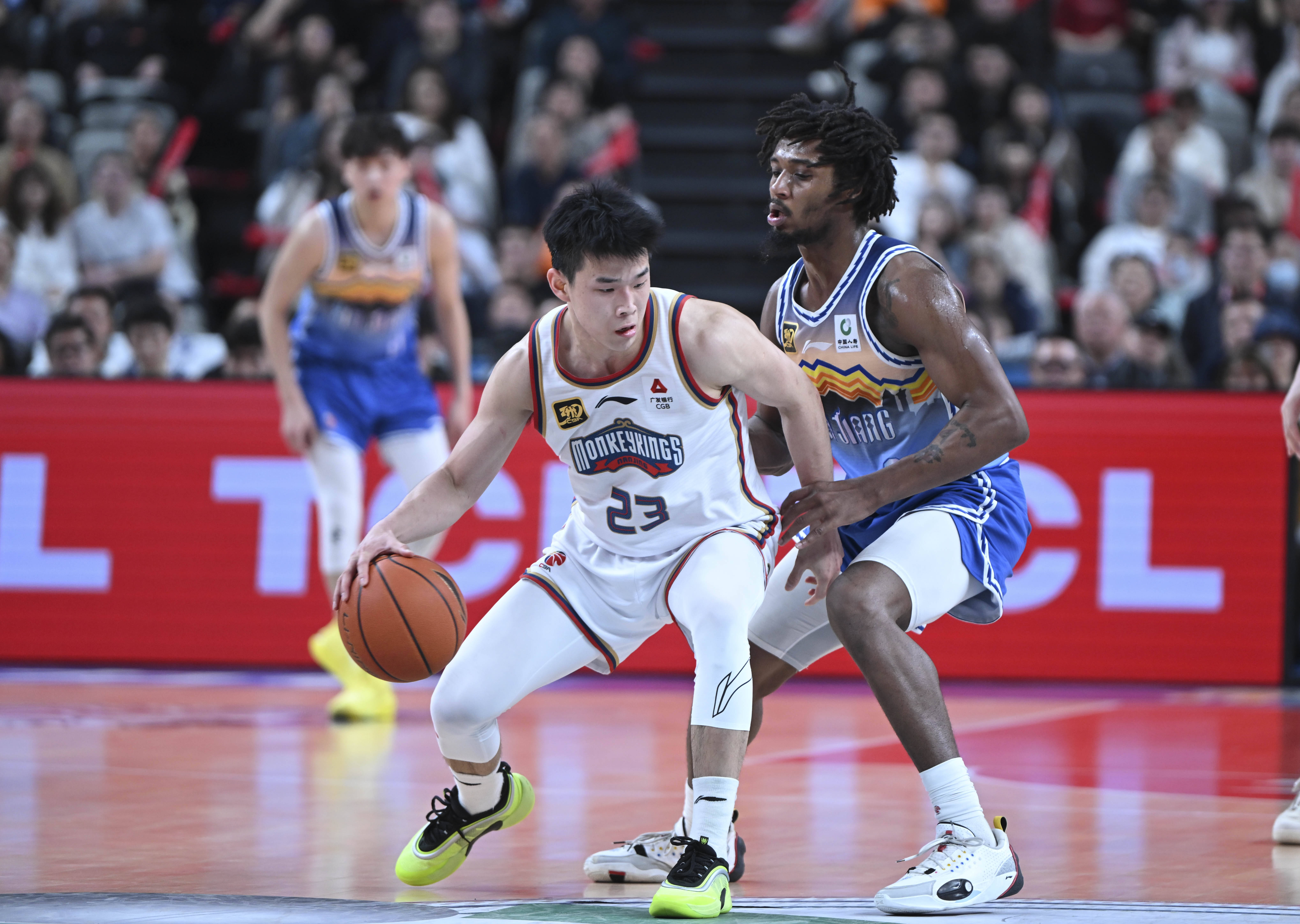 新疆队面对广东队，力争晋级季后赛