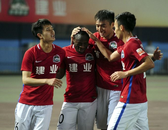 关于河北华夏幸福主场大胜河南建业，提升排名的信息