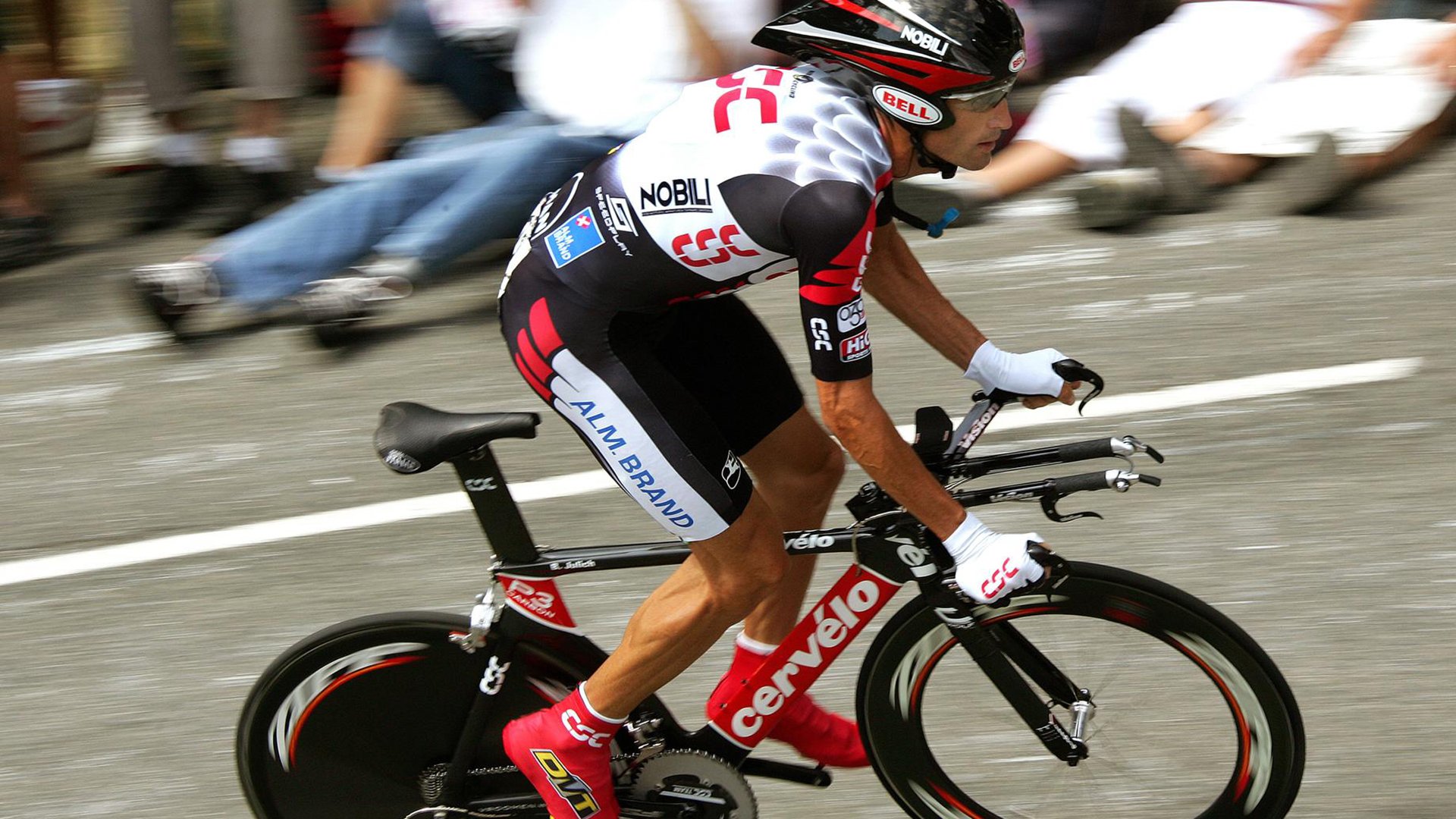 阿斯顿马丁横扫红牛二队,佩雷兹关键制胜,重塑赛道格局